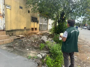 Fiscais registram ocorrências de descarte de entulhos em ruas e calçadas | Foto: Comurg
