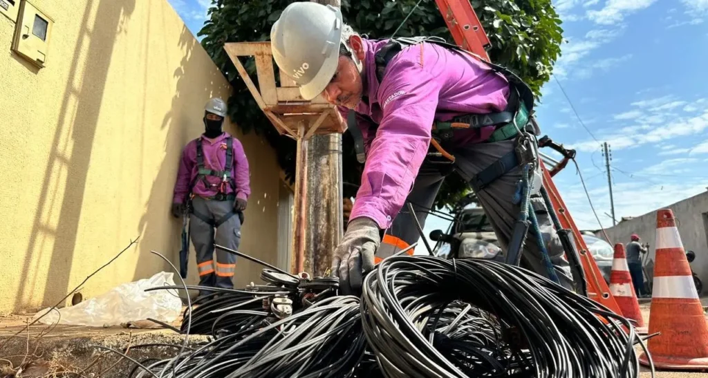 A operação entrou em sua fase seguinte e já conseguiu recolher toneladas de cabos excedentes e pendurados em postes da cidade de Goiânia | Foto: Divulgação/Secom