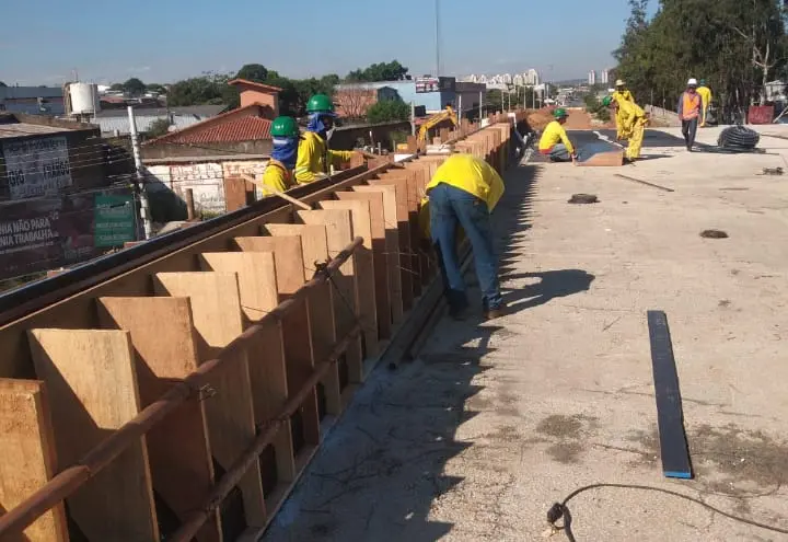Operários realizam a obra durante o período o dia | Foto: Walter Peixoto/Seinfra
