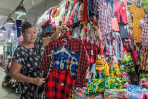 As camisas xadrez, retalhos para colocar em calças, vestidos de chita e laços ocupam as prateleiras e araras das lojas | Foto: Leandro Braz/O HOJE