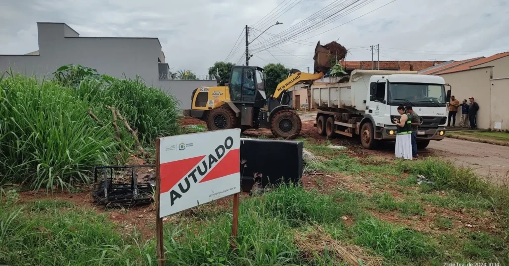 A limpeza, quando executada pela Prefeitura, gera ao proprietário do lote responsável custos que variam de R$ 1,14 a R$ 4,07 por metro quadrado | Foto: Divulgação/Amma