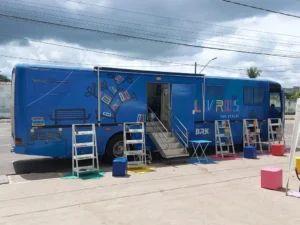 Os leitores podem tanto adentrar o ônibus e praticar a leitura no interior do veículo, quanto participar das atividades oferecidas pelos monitores, como ações lúdicas, recreativas e contações de história, ou até pegar os livros emprestados para ler em casa | Foto: Divulgação