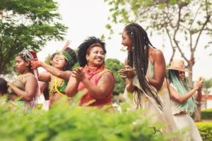 A matriarca, Dona Fiota e  a diretora, Mirna Anaquiri, na vivência no Quilombo Kalunga, em Cavalcante | Foto: Ju Cordeiro