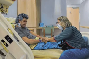 As pinturas criadas por Coelho buscam registrar visualmente as lembranças de sua internação, incluindo os delírios durante a intubação e as cenas do ambiente hospitalar | Foto: Divulgação
