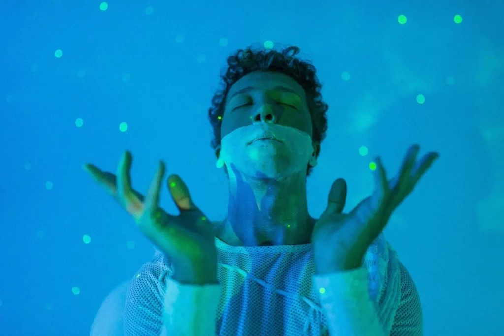 A experiência sensorial e imersiva, que transita entre a dança, o teatro e a performance, explora a existência humana e os elementos da natureza em suas conexões mais profunda | Foto: Divulgação