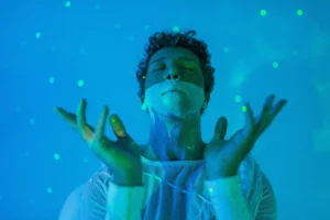 A experiência sensorial e imersiva, que transita entre a dança, o teatro e a performance, explora a existência humana e os elementos da natureza em suas conexões mais profunda | Foto: Divulgação