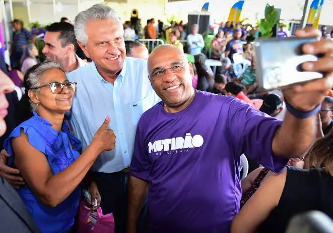 Governador Ronaldo Caiado em mutirão ano passado ao lado de Rogério Cruz, nome que já descartou como apoio na eleição em Goiânia | Foto: Jucimar de Sousa