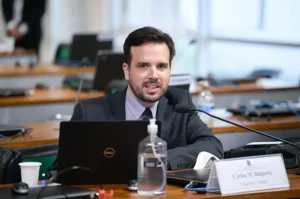 Comissão de Serviços de Infraestrutura (CI) se reúne em sistema semipresencial para sabatina de indicados para diretoria da Agência Nacional do Petróleo, Gás Natural e Biocombustíveis (ANP), da Agência Nacional de Transportes Aquaviários (Antaq), da Agência Nacional de Telecomunicações (Anatel) e Agência Nacional de Energia Elétrica (Aneel). 

As reuniões ocorrem de forma semipresenciais, sendo permitida a participação remota dos senadores através de um aplicativo de videoconferência, para debate com os indicados e leitura de relatórios. 

À bancada, em pronunciamento, indicado para exercer o cargo de membro do Conselho Diretor da Agência Nacional de Telecomunicações (Anatel), Carlos Manuel Baigorri. 

Foto: Pedro França/Agência Senado