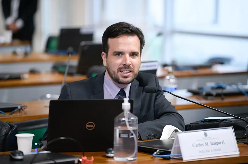 Comissão de Serviços de Infraestrutura (CI) se reúne em sistema semipresencial para sabatina de indicados para diretoria da Agência Nacional do Petróleo, Gás Natural e Biocombustíveis (ANP), da Agência Nacional de Transportes Aquaviários (Antaq), da Agência Nacional de Telecomunicações (Anatel) e Agência Nacional de Energia Elétrica (Aneel). 

As reuniões ocorrem de forma semipresenciais, sendo permitida a participação remota dos senadores através de um aplicativo de videoconferência, para debate com os indicados e leitura de relatórios. 

À bancada, em pronunciamento, indicado para exercer o cargo de membro do Conselho Diretor da Agência Nacional de Telecomunicações (Anatel), Carlos Manuel Baigorri. 

Foto: Pedro França/Agência Senado