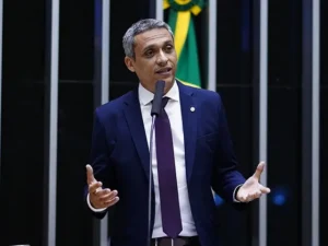 Tribunal multa parlamentares por associarem Lula a satanismo