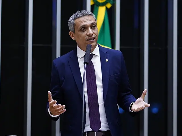 Tribunal multa parlamentares por associarem Lula a satanismo