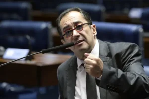 O acordo foi estabelecido no contexto de um inquérito no qual Kajuru é acusado de calúnia contra o magistrado | Foto: Reprodução/ Senado Federal