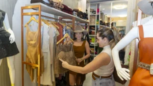 Nas araras e manequins, vestidos, conjuntos e roupas country chamam atenção dos clientes | Foto: Leandro Braz/O HOJE