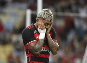 Corinthians surfa em polêmica com Gabigol e faz marketing com nova camisa