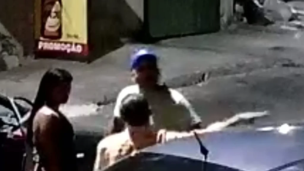 O incidente ocorreu por volta das 18h30, na avenida Consolação, em Goiânia. Câmeras de segurança gravaram a ação I Foto: Reprodução