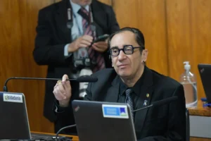 Comissão Temporária Externa para acompanhar as atividades relativas ao enfrentamento da calamidade ocasionada pelas fortes chuvas que atingiram o Rio Grande do Sul (CTERS) realiza reunião de trabalho. 

Pauta: 
1. Debater e finalizar a lista de proposições prioritárias para a comissão, para que possam ser encaminhadas de imediato ao presidente do Senado Federal; 
2. Debater os encaminhamentos da 1ª Diligência ao Rio Grande do Sul, realizada em 23 de maio de 2024. 

Bancada: 
senador Jorge Kajuru (PSB-GO) - em pronunciamento. 

Foto: Geraldo Magela/Agência Senado