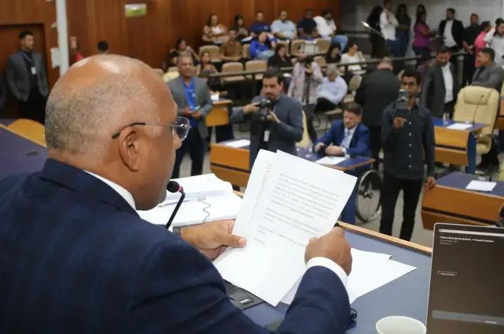Opositores ao governo do município acreditam que a possibilidade de abrir investigação é uma forma de pressionar o prefeito Rogério Cruz a não realizar reformas em seu secretariado antes da eleição municipal deste ano | Foto: Reprodução/Câmara de Goiânia