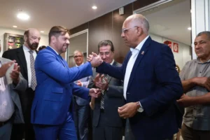 Peixoto deu as boas vindas para Cruz e “agradeceu pela visita” | Foto: Ruber Couto/Alego