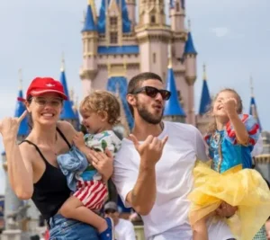 Chay Suede, Laura Neiva e filhos.