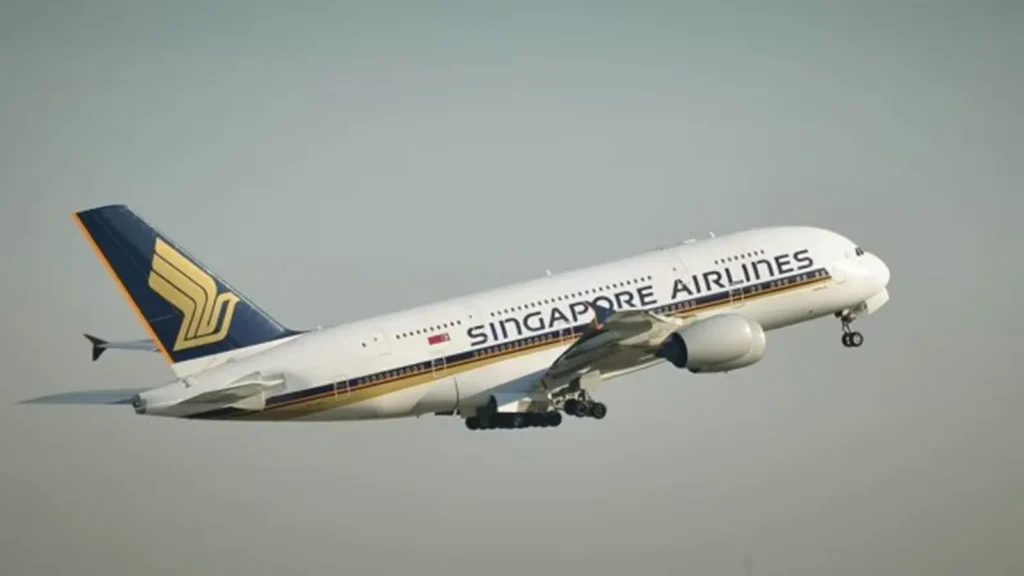 Devido à turbulência severa, o piloto responsável pela aeronave teve que alterar rota e fazer um pouso em Bangkok | Foto: Reprodução