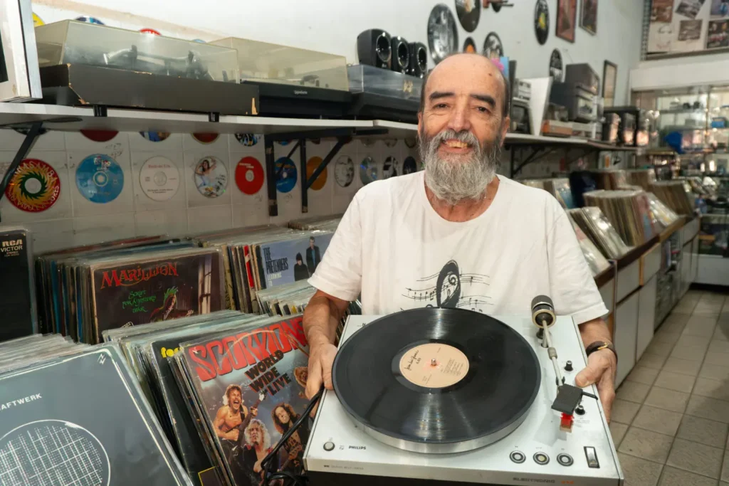 “Resgate Retro e cultural”, assim é visto o aumento do consumo de vinil pelo João Batista, admirador dos LPs | Foto: Leandro Braz/O HOJE