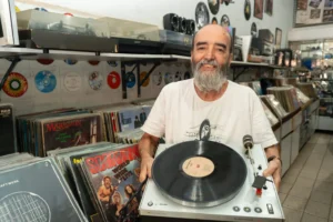 “Resgate Retro e cultural”, assim é visto o aumento do consumo de vinil pelo João Batista, admirador dos LPs | Foto: Leandro Braz/O HOJE