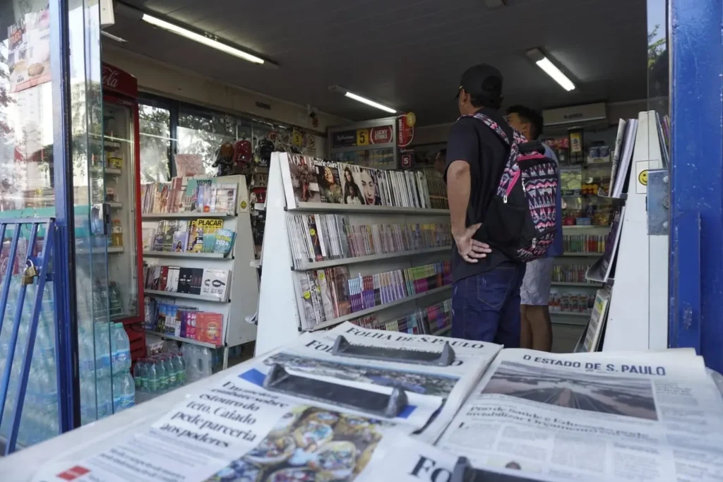 Em meio a jornais do dia, revistas da semana, gibis e palavras-cruzadas, a tradicional banca de jornal se reinventa | Foto: Leandro Braz/O HOJE