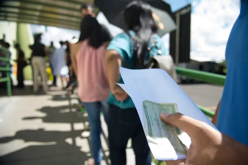 Movimento no último dia para o eleitor tirar o título pela primeira vez, pedir a transferência do documento para outro domicílio eleitoral ou fazer o recadastramento biométrico (Marcelo Camargo/Agência Brasil)