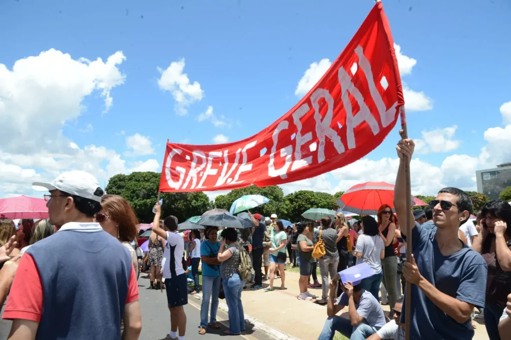 Sem 13º e férias, professores fazem paralisação no 1º dia de aula no DF (Antonio Cruz/Agência Barsil)