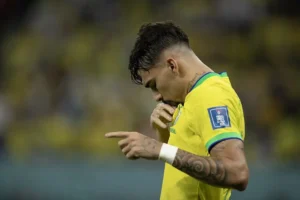 A comissão técnica comandada por Dorival Jr vê o atleta como uma peça importante no esquema tático | Foto: Lucas Figueiredo/CBF