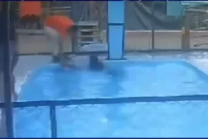 O ato de desespero foi interrompido por funcionários do clube, que resgataram a criança da água | Foto: Reprodução