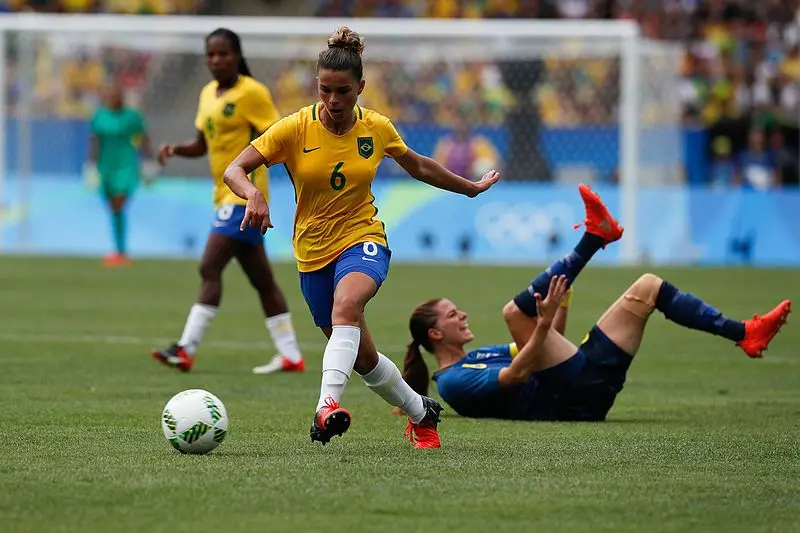 Debinha, Laís Estevam e Bruninha são convocadas para amistosos contra Jamaica