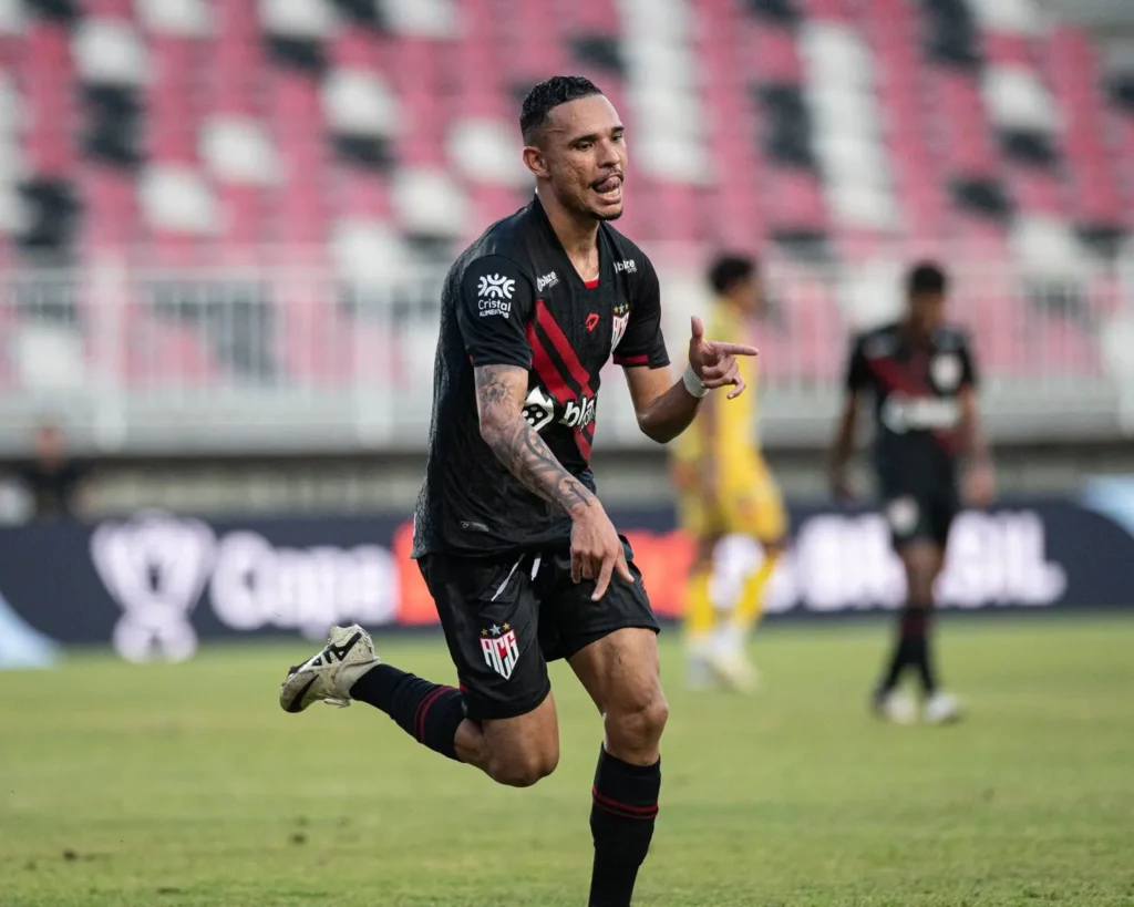 Luiz Fernando marcou o gol da vitória; Na volta, Dragão poderá perder por até um gol de diferença (Foto: Luiz Vieira)