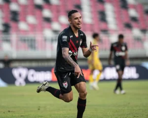 Luiz Fernando marcou o gol da vitória; Na volta, Dragão poderá perder por até um gol de diferença (Foto: Luiz Vieira)
