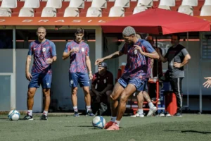 O duelo coloca o sétimo e o oitavo colocados frente a frente (Foto: Beto Corrêa/VNF)