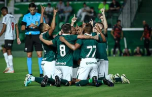 Invicto no Brasileirão, técnico do Goiás afirma que time precisa “se acostumar com o G4” (Foto: Rosiron Rodrigues/GEC)