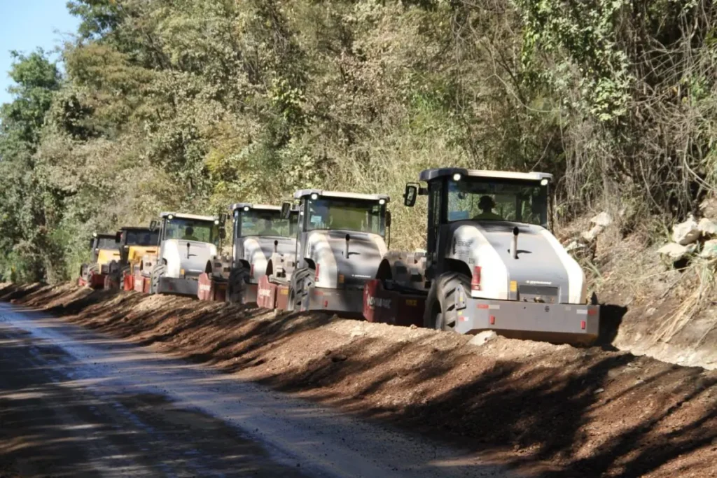 Serviço contempla reciclagem do pavimento e da base asfáltica, implantação de dispositivos de drenagem, aplicação de TSD e Concreto Betuminoso à Quente em toda a extensão | Foto: Goinfra