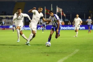 Apesar da derrota, Goiás continua no G4, em terceiro lugar (Foto: Frederico Tadeu/Avaí)