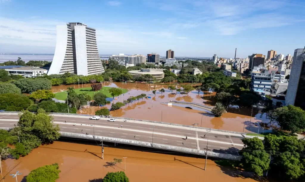 Para facilitar o acesso à ajuda federal, o governo flexibilizou as regras e agora basta um "simples ofício" enviado ao Ministério da Defesa Civil Nacional, junto com o decreto do governo do estado reconhecendo a calamidade | Foto: Gustavo Mansur/Palácio Piratini