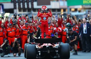 Piloto da Ferrari supera obstáculos e celebra em Monte Carlo | Foto: Reprodução/X