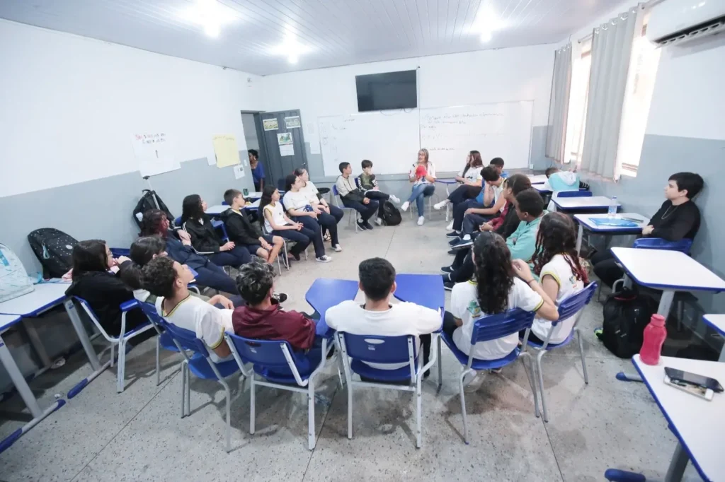 Professora conduz atividade com alunos da disciplina Projeto de Vida em unidade da rede estadual: apoio para o desenvolvimento de competências que vão além dos conhecimentos acadêmicos | Foto: Seduc