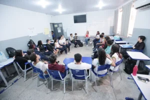 Professora conduz atividade com alunos da disciplina Projeto de Vida em unidade da rede estadual: apoio para o desenvolvimento de competências que vão além dos conhecimentos acadêmicos | Foto: Seduc