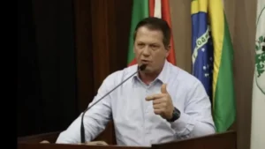 Parlamentar durante debate na Câmara Municipal de Caxias do Sul