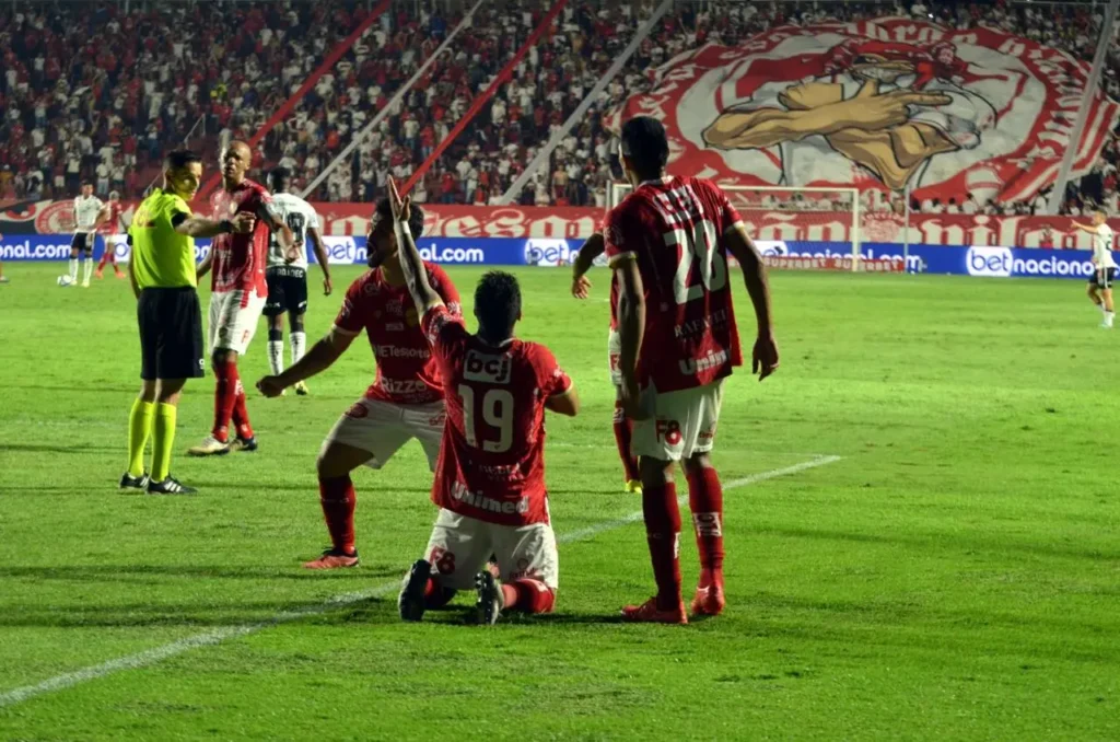 Henrique Almeida entrou no segundo tempo e fez o gol da vitória vilanovense (Foto: Afonso Cardoso)