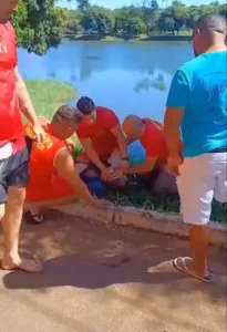 Segundo o Corpo de Bombeiros, a vítima permaneceu submersa por aproximadamente 8 a 12 minutos | Foto: CBMGO