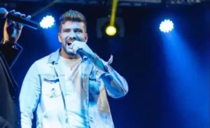 Cael tem 25 anos e mistura estilo de adoração e sertanejo gospel em apresentação no Aparecida É Show 2024. Foto: Divulgação