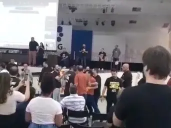 "Por favor, pessoal, por favor", uma mulher tentava apaziguar o clima. (Foto: Reprodução)
