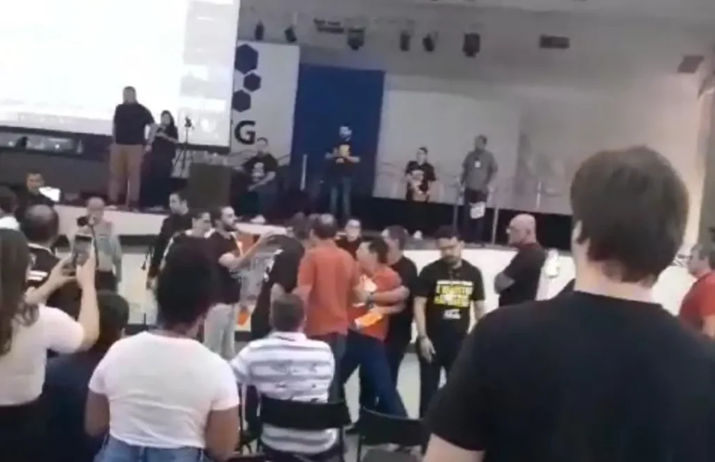 "Fui agredido" diz professor filmado dando soco em colega na UFG