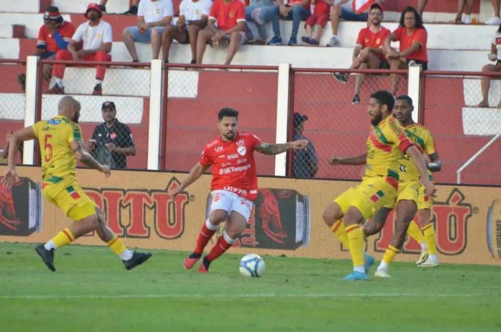 O Colorado mostrou uma pequena melhora em campo, mas ainda tem resquícios de insegurança após a goleada que sofreu no meio da semana. (Foto: Afonso Cardoso)