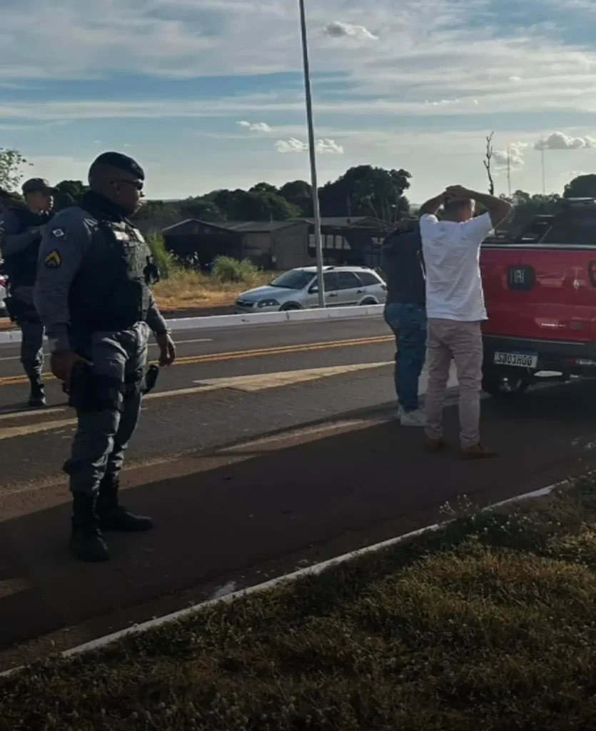 Uma pistola com sete munições intactas foi encontrada escondida no forro do banheiro de uma loja nesta avenida I Foto: Divulgação/PMGO